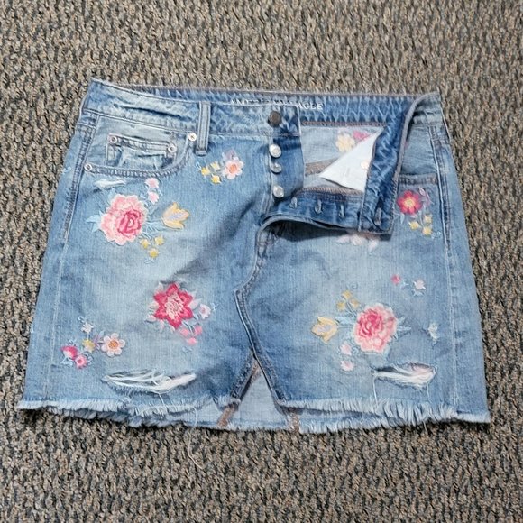 American Eagle Outfitters Floral Embroidered Denim Mini Skirt Size 8 - Picture 1 of 16
